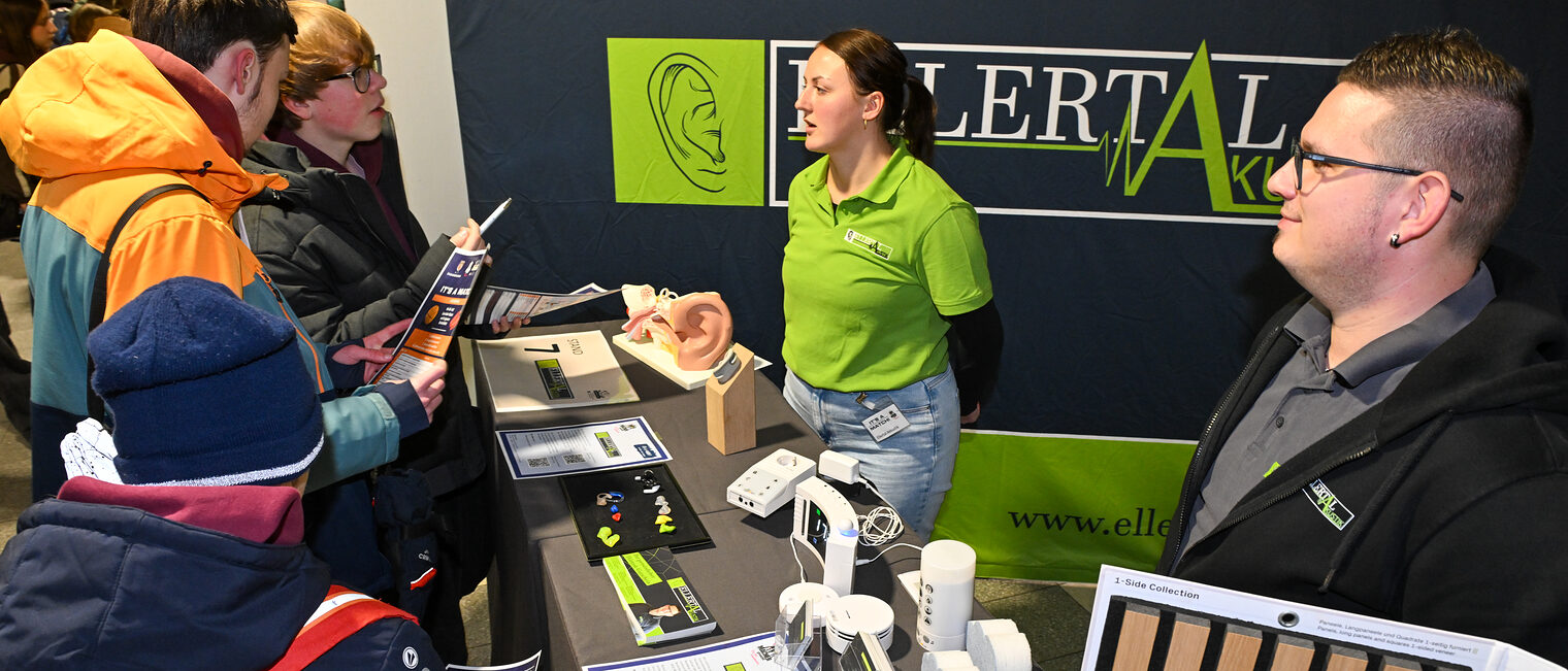 Schüler informieren sich am Stand von Ellertal Akustik. 