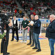 Die Vertreter der Betriebe stehen gemeinsam auf dem Spielfeld der Brose-Arena und stellen ihre Betriebe vor.