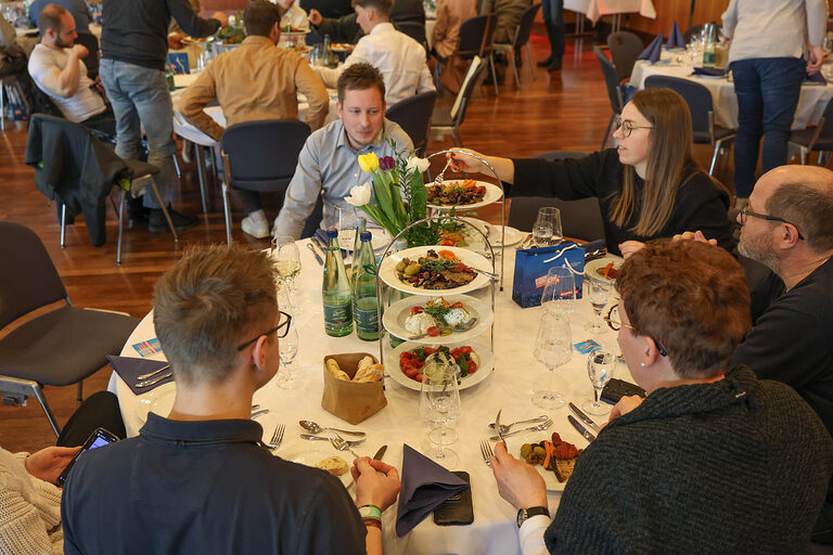 Gäste der Kammersiegerfeier sitzen an einem Tisch.