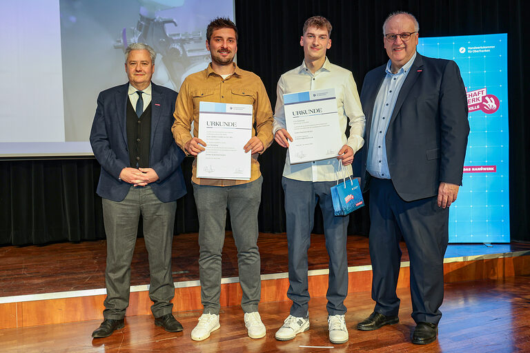HWK-Präsident Matthias Graßmann, ein Vertreter des Betriebes, Kammersieger Leo Sonntag, HWK-Geschäftsführer Reinhard Bauer 