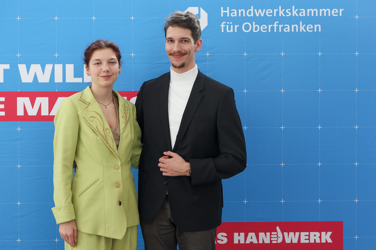 Marie Wehle posiert mit ihrem Freund vor der HWK-Fotowand.