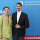 Marie Wehle posiert mit ihrem Freund vor der HWK-Fotowand.