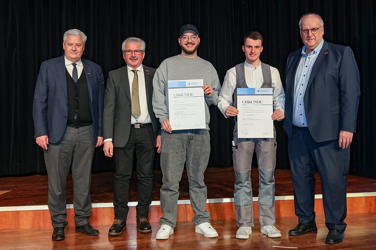 HWK-Präsident Matthias Graßmann, HWK-Vorstand Wolfgang Amon, Kammersieger Max Sloot und Jakob Distler, HWK-Präsident Reinhard Bauer