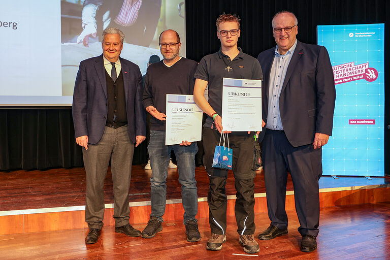 HWK-Präsident Graßmann, ein Vertreter des Betriebs, Kammersieger Felix Sitzmann, HWK-Hauptgeschäftsführer Reinhard Bauer