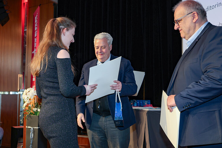 Kammersiegerin Lydia Weiland nimmt ihre Urkunde von HWK-Präsident Matthias Graßmann entgegen.