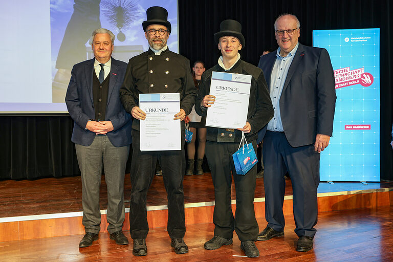 HWK-Präsident Matthias Graßmann, ein Vertreter des Betriebs, Kammersieger Tom Schreiber und HWK-Hauptgeschäftsführer Reinhard Bauer