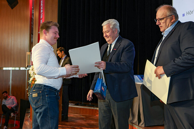 Kammersieger Manuel Wurmer nimmt seine Urkunde von HWK-Präsident Matthias Graßmann entgegen. 