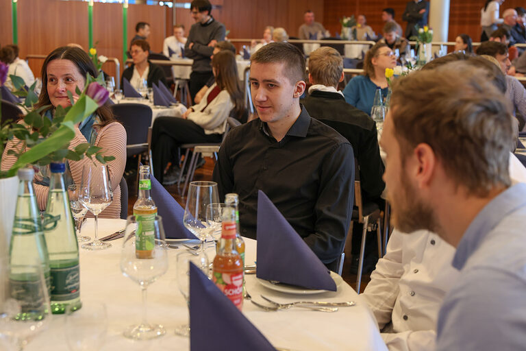 Kammersieger Jonas Albrecht sitzt an einem Tisch.