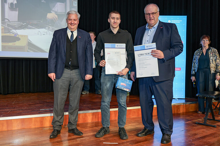 HWK-Prösident Matthias Graßmann, Kammersieger Florian Deucker und HWK-Hauptgeschäftsführer Reinhard Bauer