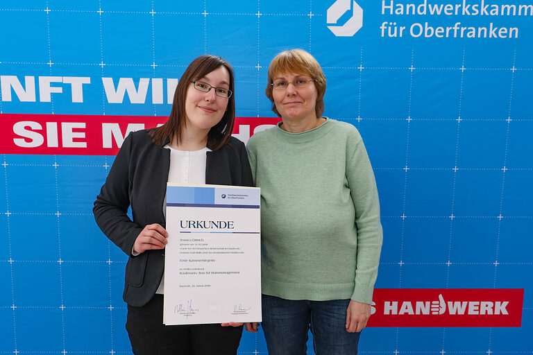 Kammersiegerin Jessica Dittrich zeigt ihre Urkunde mit einem Familienmitglied. 
