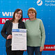 Kammersiegerin Jessica Dittrich zeigt ihre Urkunde mit einem Familienmitglied. 