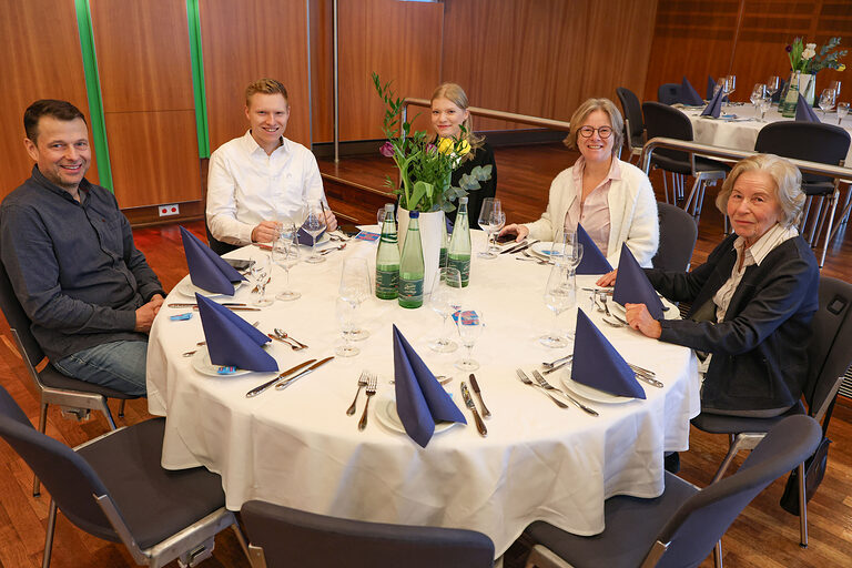 Gäste der Kammersiegerfeier sitzen an einem Tisch.