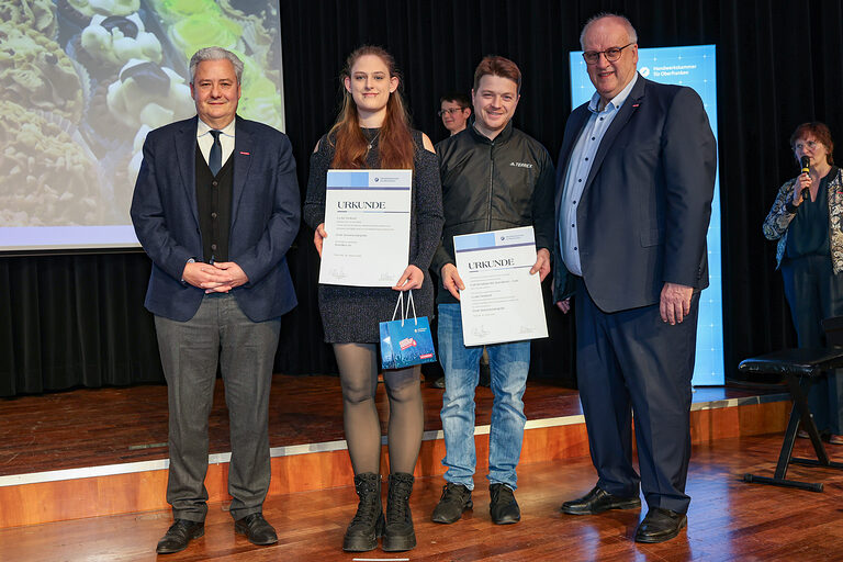 HWK-Präsident Matthias Graßmann, Kammersiegerin Lydia Weiland, ein Vertreter des Betriebes und HWK-Hauptgeschäftsführer Reinhard Bauer