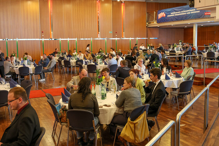 Gäste der Kammersiegerfeier sitzen an Tischen.