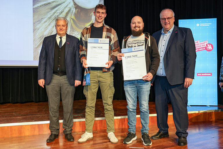 HWK-Präsident Matthias Graßmann, Kammersieger Tizian Leistner, ein Vertreter des Betriebes und HWK-Hauptgeschäftsführer Reinhard Bauer 