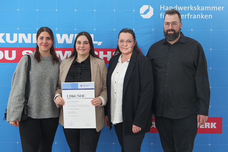 Kammersiegerin Yasemin Strömsdörfer mit Familienmitgliedern und Vertretern ihres Betriebes