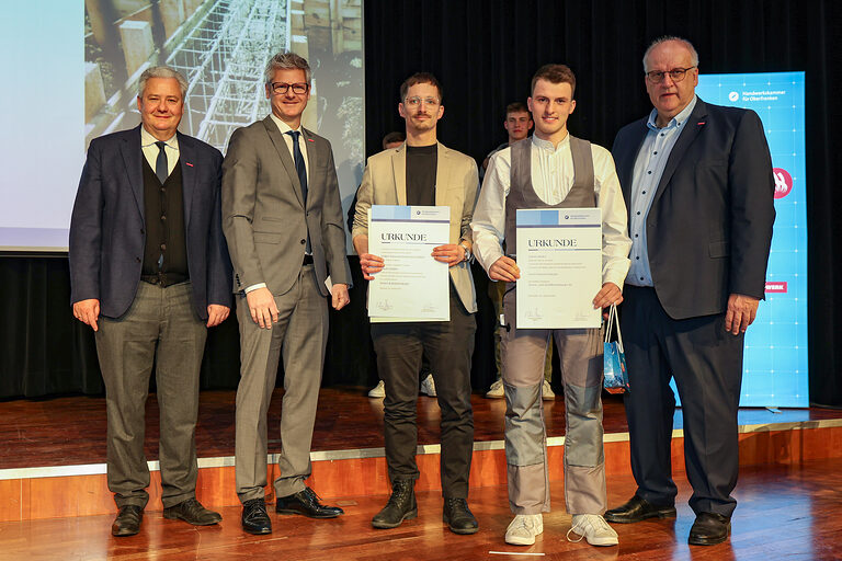 HWK-Präsident Matthias Graßmann, Kreishandwerksmeister Marco Kemnitzer, ein Vertreter des Betriebes, Kammersieger Jakob Distler und HWK-Hauptgeschäftsführer Reinhard Bauer