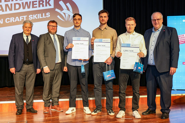 HWK-Präsident Matthias Graßmann, Kreishandwerksmeister Karl-Michael Hopf, Kammersieger Jonas Albrecht, Tim Laugsch, Elias Hauenstein und HWK-Hauptgeschäftsführer Reinhard Bauer