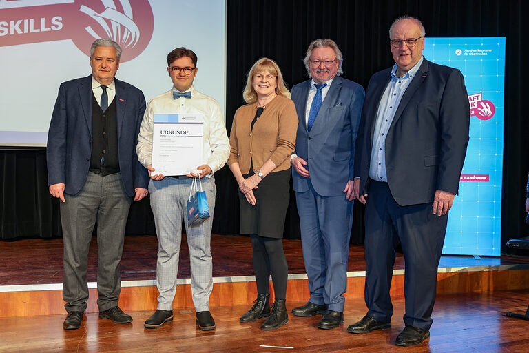 HWK-Präsident Matthias Graßmann, Kammersieger Luca Zwosta, Vertreter der Betriebe und HWK-Hauptgeschäftsführer Reinhard Bauer