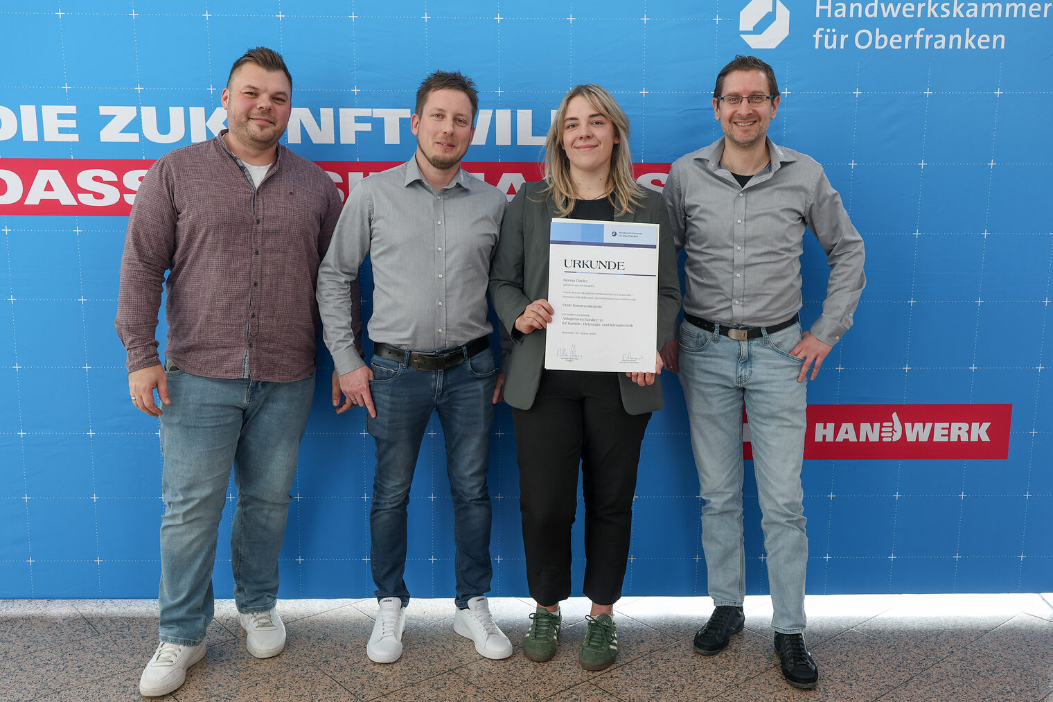 Kammersiegerin Hanna Dimler präsentiert ihre Urkunde zusammen mit Vertretern ihres Betriebes und Familienmitgliedern. 