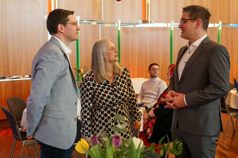 Gäste der Kammersiegerfeier unterhalten sich.