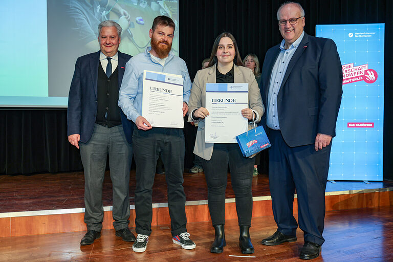 HWK-Präsident Matthias Graßmann, ein Vertreter des Betriebs, Kammersiegerin Yasemin Strömsdörfer und HWK-Hauptgeschäftsführer Reinhard Bauer 
