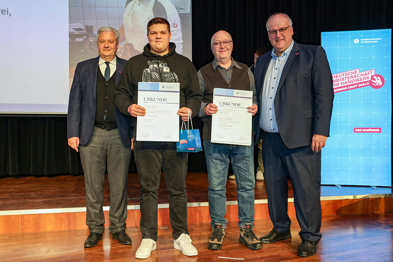 HWK-Präsident Matthias Graßmann, Kammersieger Konstantin Schaffer, ein Vertreter des Betriebes und HWK-Hauptgeschäftsführer Reinhard Bauer