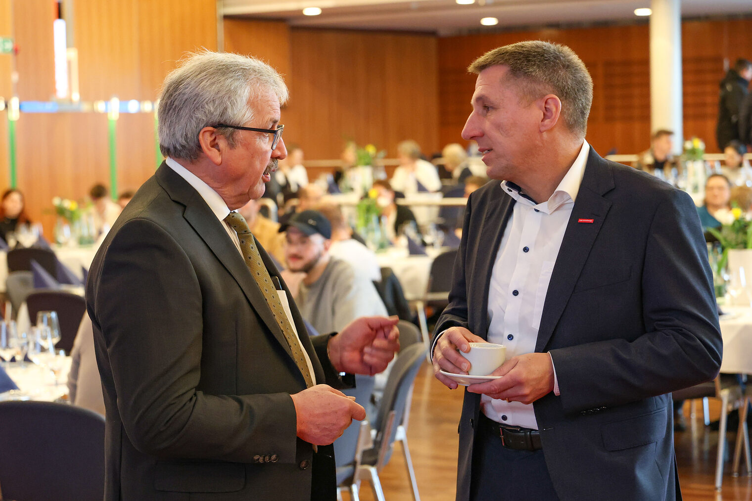 HWK-Vorstandsmitglied Wolfgang Amon spricht mit HWK-Geschäftsführer Rainer Beck.