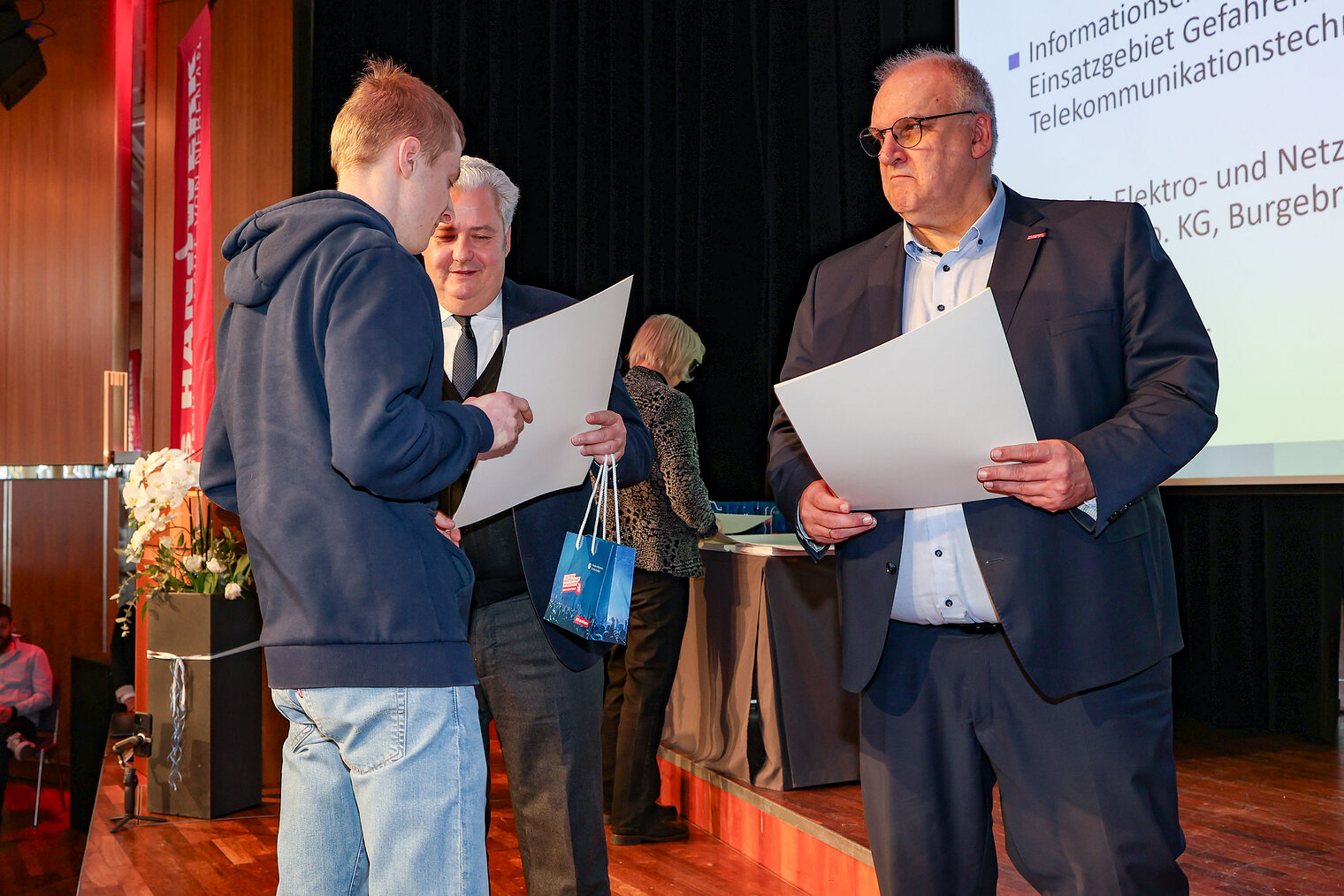 Kammersieger Pascal Ruppenstein nimmt seine Urkunde von HWK-Präsident Matthias Graßmann entgegen.