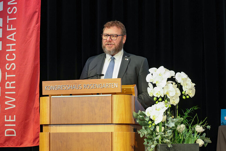 Kreishandwerksmeister Karl-Michael Hopf hält eine Rede.