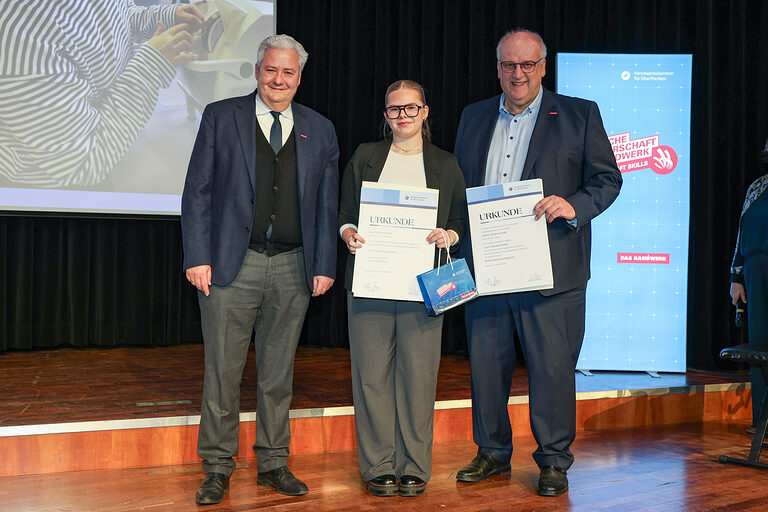 HWK-Präsident Matthias Graßmann, Kammersiegerin Lara-Viktoria Strätz und HWK-Hauptgeschäftsführer Reinhard Bauer
