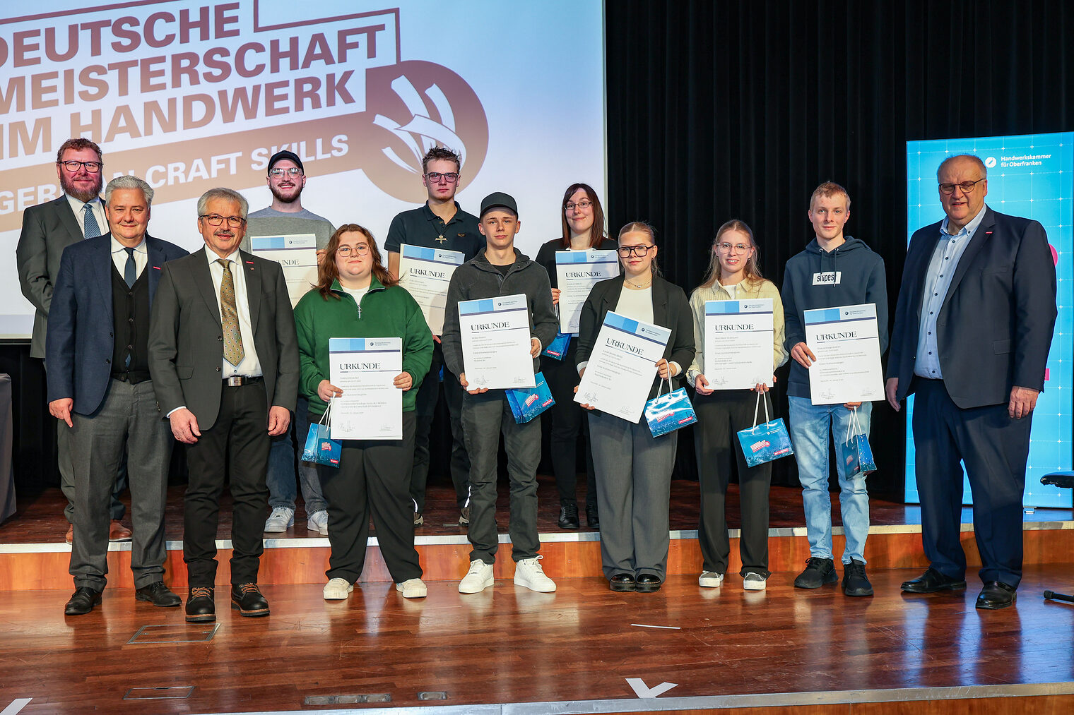 Gruppenbild mit Karl-Michael Hopf, Matthias Graßmann, die Kammersieger Tabea Drescher, Max Sloot, Felix Sitzmann, Heiko Harrer, Jessica Dittrich, Lara-Viktoria Strätz, Sina-Marie Hartmann, Pascal Ruppenstein, Reinhard Bauer