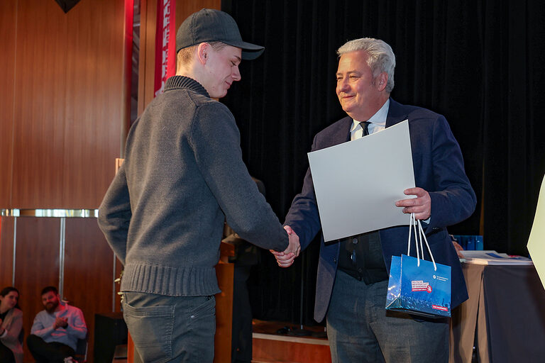 Kammersieger Heiko Harrer nimmt Urkunde von HWK-Präsident Matthias Graßmann entgegen.