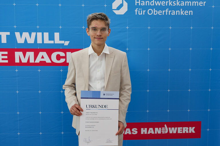 Kammersieger Jakob Vukadinovic präsentiert seine Urkunde.