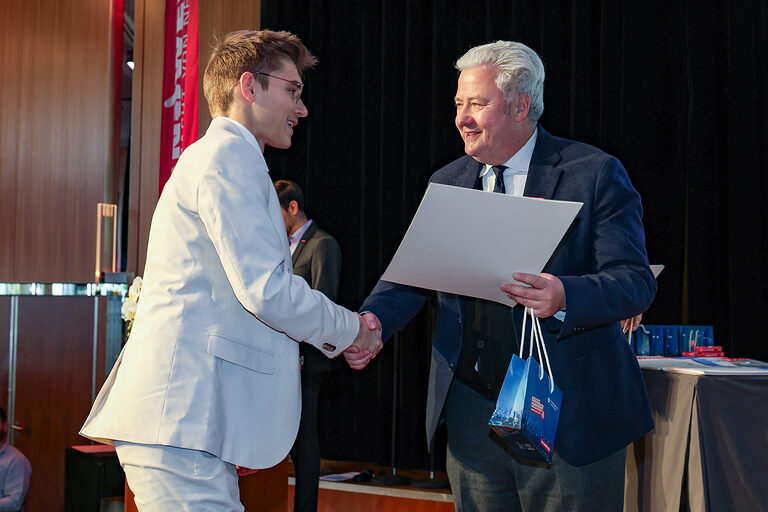 Kammersieger Jakob Vukadinovic nimmt seine Urkunde von HWK-Präsident Matthias Graßmann entgegen.