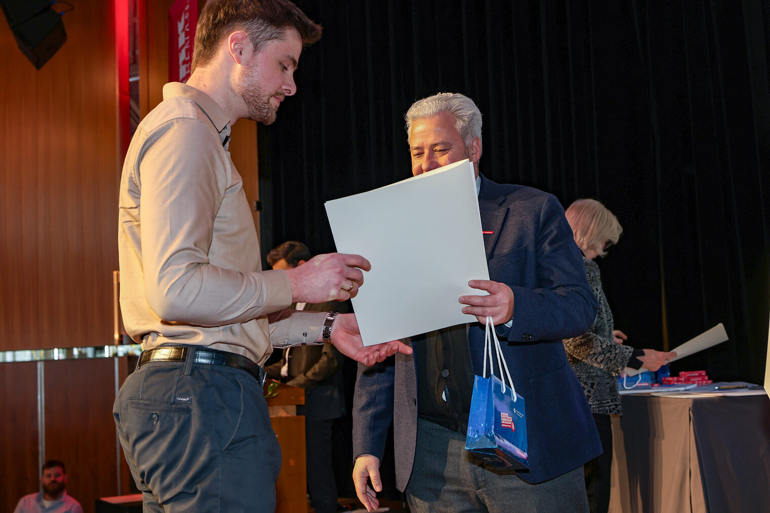 Tim Laugsch nimmt seine Urkunde von HWK-Präsident Matthias Graßmann entgegen.