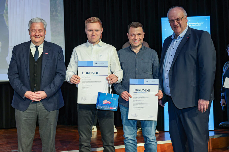 HWK-Präsident Matthias Graßmann, Kammersieger Elias Hauenstein, ein Vertreter des Betriebs und HWK-Hauptgeschäftsführer Reinhard Bauer