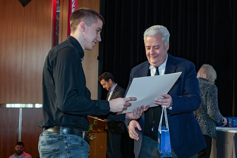 Kammersieger Florian Deucker nimmt seine Urkunde von HWK-Präsident Matthias Graßmann entgegen. 