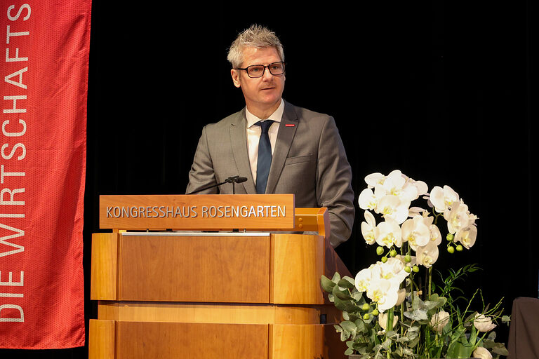 Kreishandwerksmeister Marco Kemnitzer hält eine Rede am Rednerpult. 