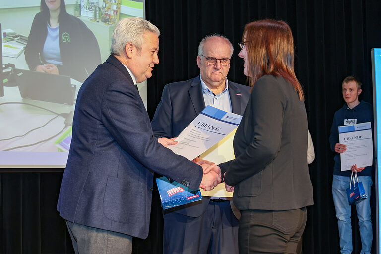 Kammersiegerin Jessica Dittrich nimmt ihre Urkunde von HWK-Präsident Matthias Graßmann entgegen. 