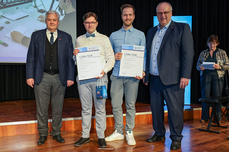 HWK-Präsident Matthias Graßmann, Kammersieger Luca Zwosta, ein Vertreter des Betriebs, HWK-Hauptgeschäftsführer Reinhard Bauer