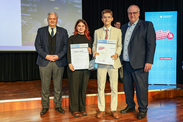 HWK-Präsident Matthias Graßmann, eine Vertreterin des Betriebes, Kammersieger Jakob Vukadinovic und HWK-Geschäftsführer Reinhard Bauer
