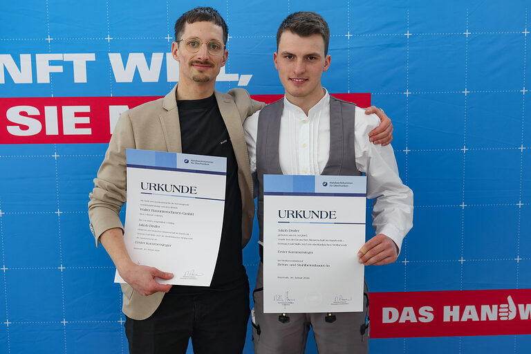 Kammersieger Jakob Distler präsentiert seine Urkunde mit einen Vertreter seines Betriebes