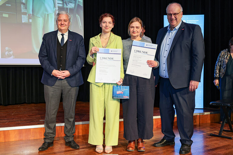 HWK-Präsident Matthias Graßmann, Kammersiegerin Marie Wehle, eine Vertreterin des Betriebs und HWK-Hauptgeschäftsführer Reinhard Bauer