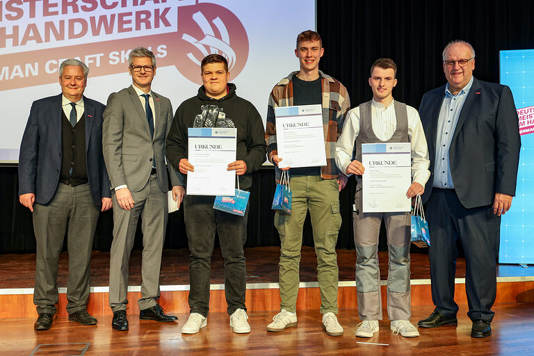 HWK-Präsident Matthias Graßmann, Marco Kemnitzer, Konstantin Schaffer, Tizian Leistner, Jakob Distler und HWK-Hauptgeschäftsführer Reinhard Bauer