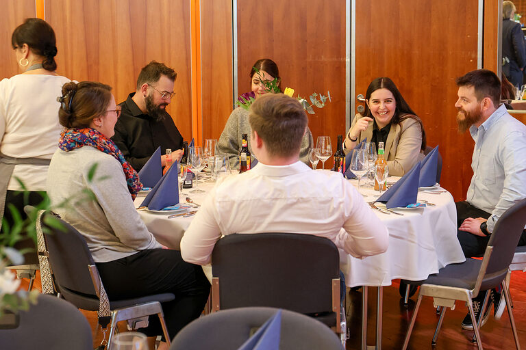 Gäste der Kammersiegerfeier sitzen an einem Tisch.