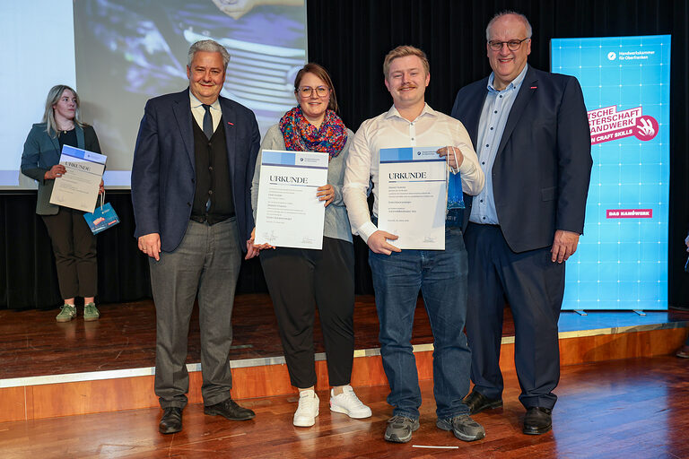 HWK-Präsident Matthias Graßmann, eine Begleiterin des Betriebes, Kammersieger Manuel Wurmer, HWK-Hauptgeschäftsführer Reinhard Bauer