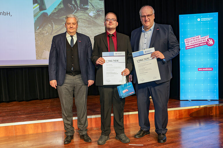 HWK-Präsident Matthias Graßmann, Kammersieger Kevin Reinhardt, HWK-Hauptgeschäftsführer Reinhard Bauer