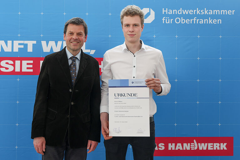 Kammersieger Sven Pfister präsentiert mit seiner Begleitung seine Urkunde.