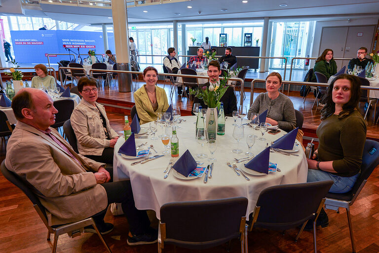 Gäste der Kammersiegerfeier sitzen an einem Tisch.